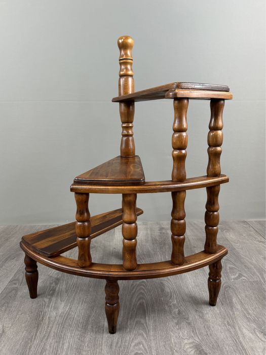 Вінтажні бібліотечні сходи