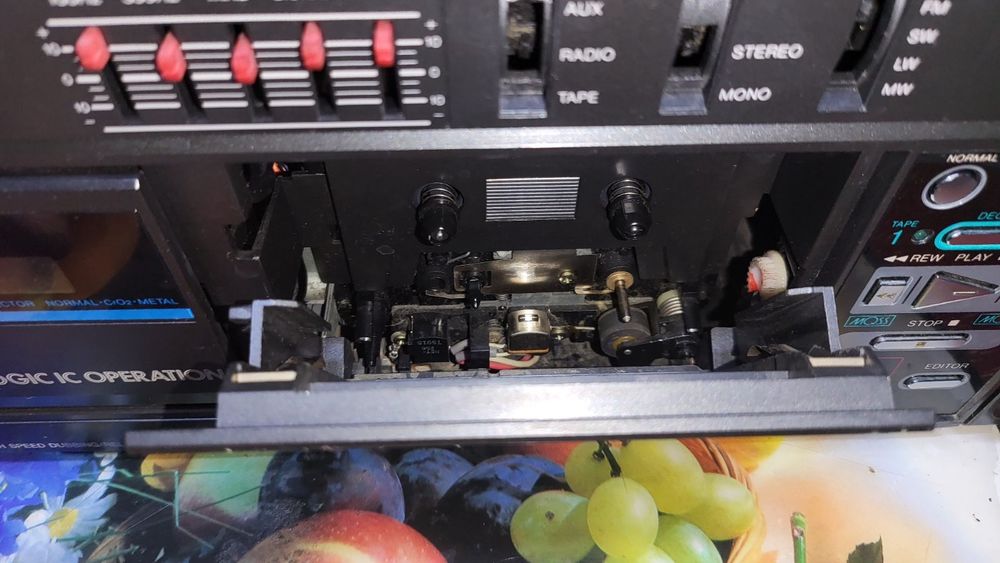 Магнитофон TOSHIBA RT-7055,не включается,sharp,статуэтка Japan