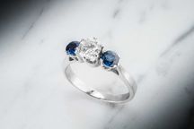 Pierścionek złoty z brylantem ~0.55ct i szafirami ~0.50ct