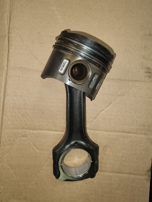 Tłok z korbowodem Mercedes 2.2 do silnika 611981