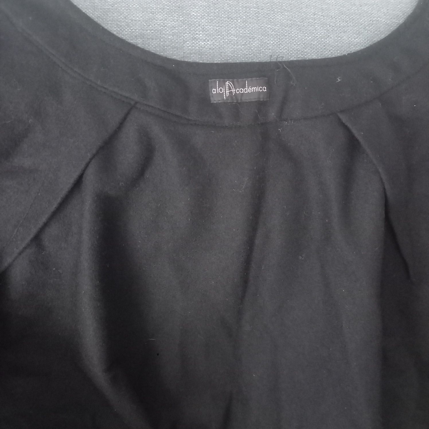 Fato académico com a respetiva capa vestido apenas para bênção das pas