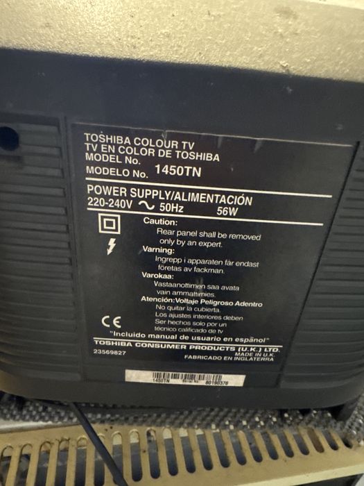 Televisão Toshiba antiga a funcionar