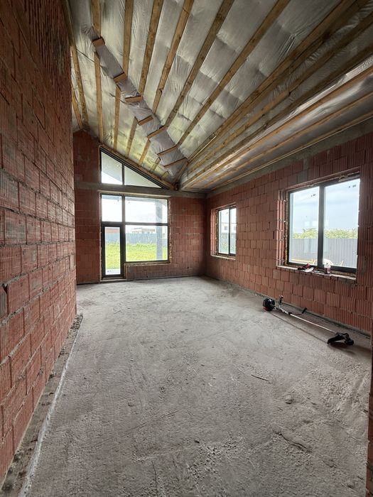 Будинок біля Десни,Зазимʼя,Лівий берег,асфальт,закрита територія