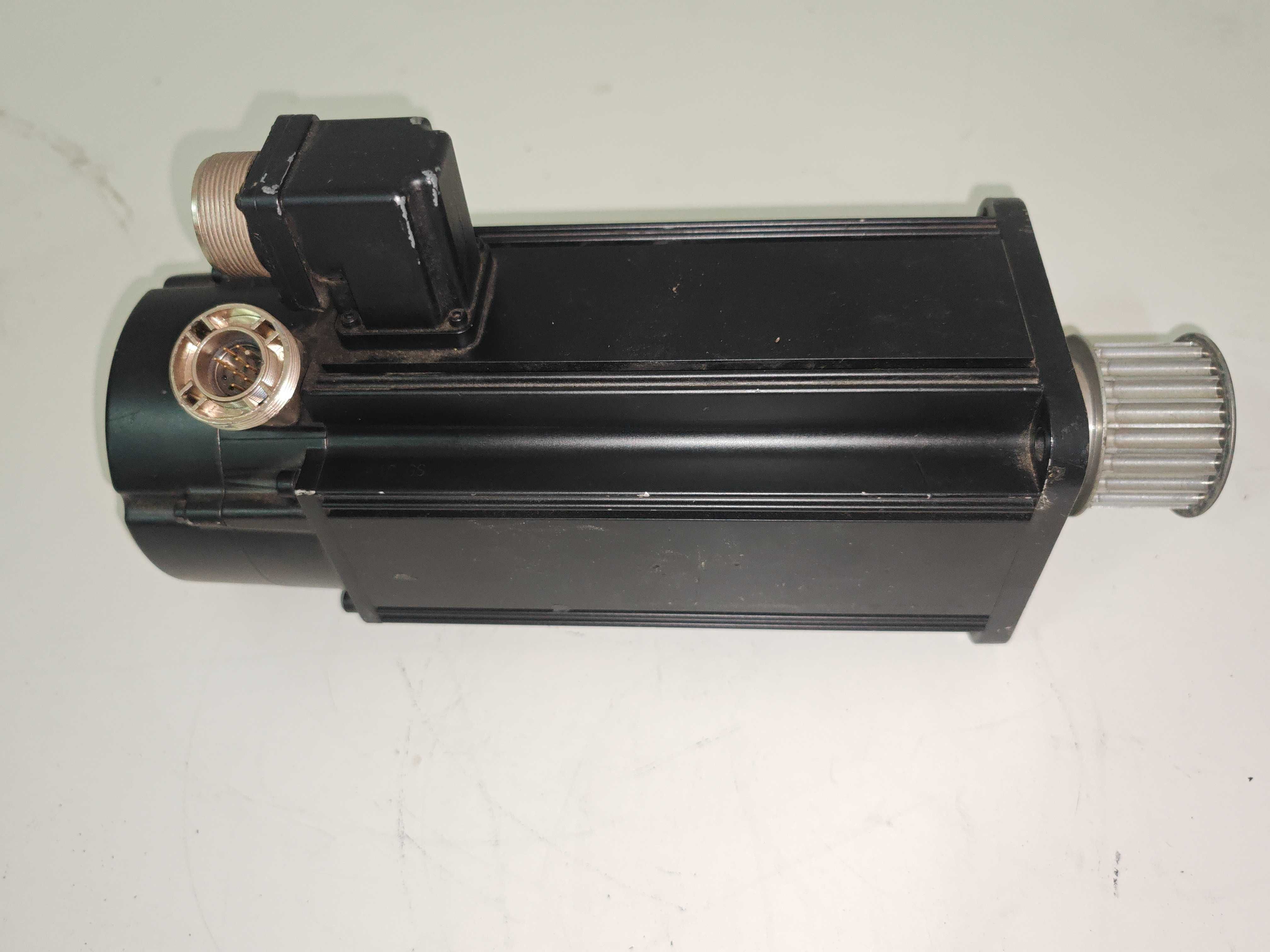Servo motor Yaskawa 09A22K  + Outros motores e encoders