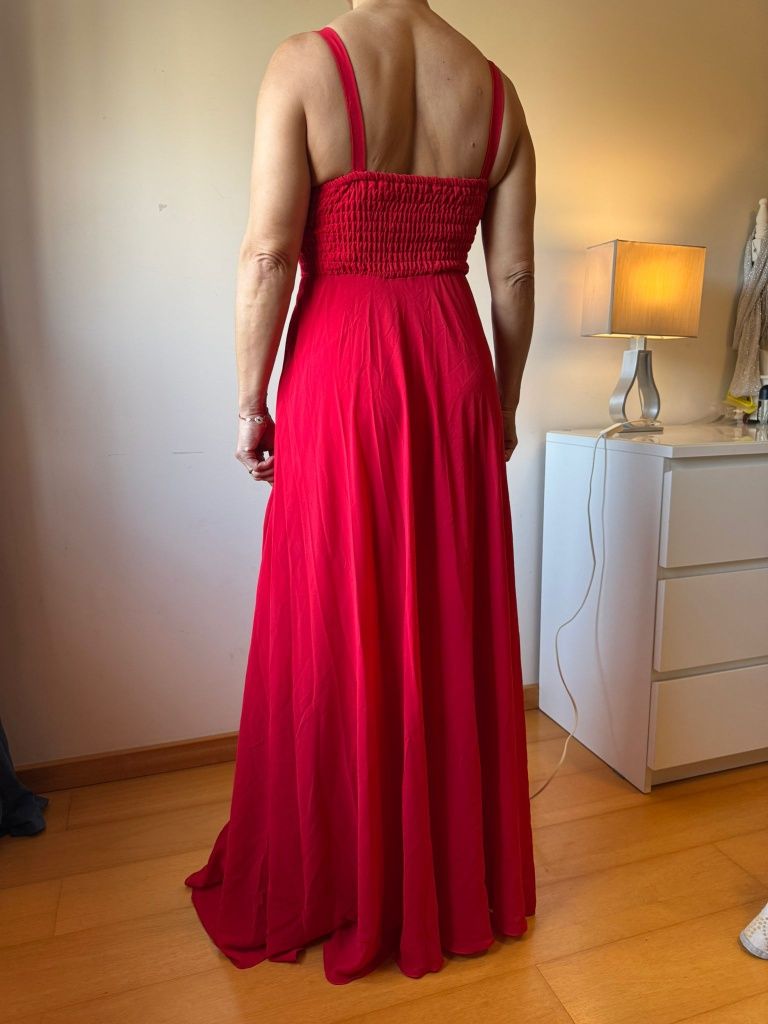Vestido de festa vermelho , detalhes em pedraria