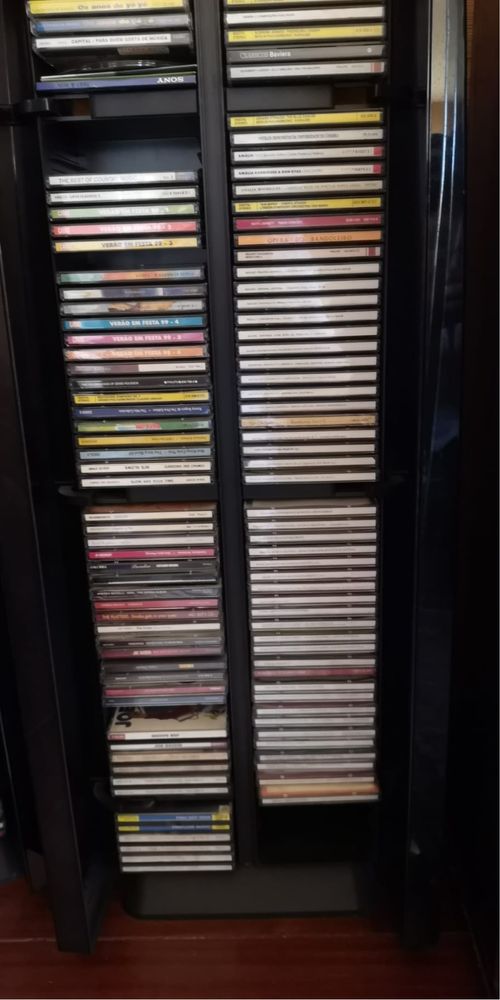 Movel e CDs e cassetes