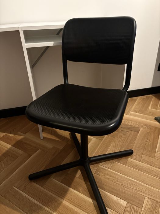 Biurko IKEA TORALD z przedłużeniem + krzesło SMÄLLEN, poduszka MALINDA