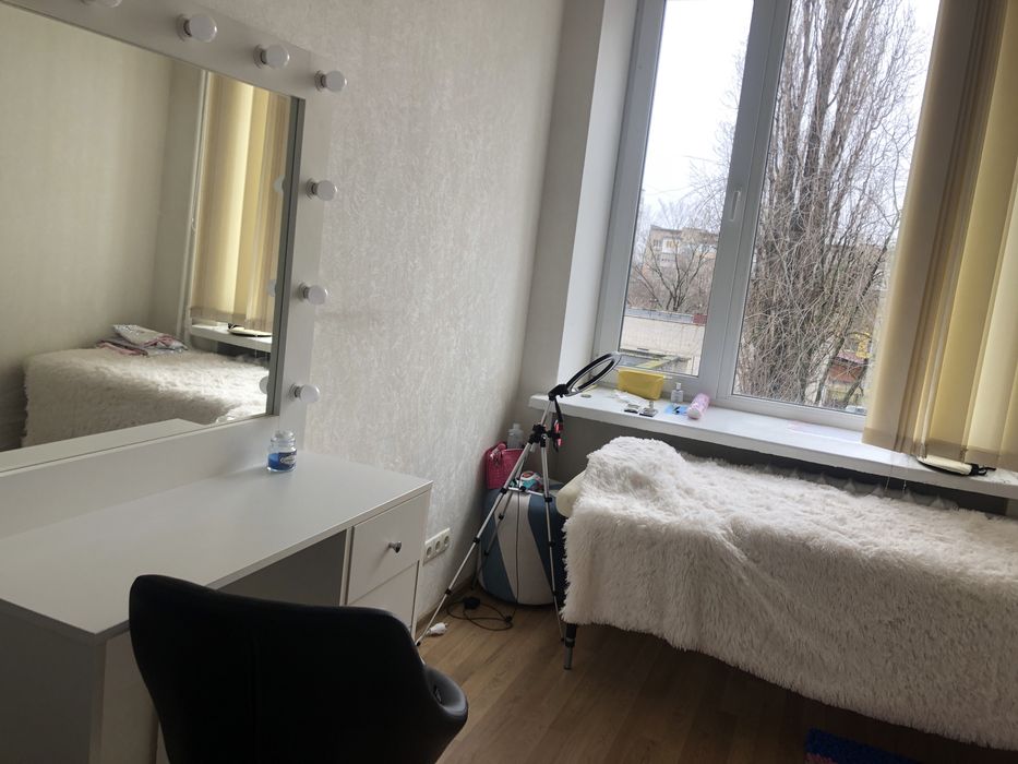 Здам в оренду робоче місце з кушеткою( лише МІСЦЕ не весь кабінет)