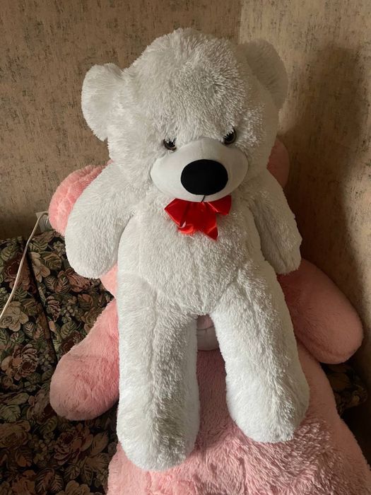 великий плюшевий ведмідь