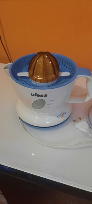 Máquina fazer sumos / Espremedor citrinos elétrico - marca Ufesa