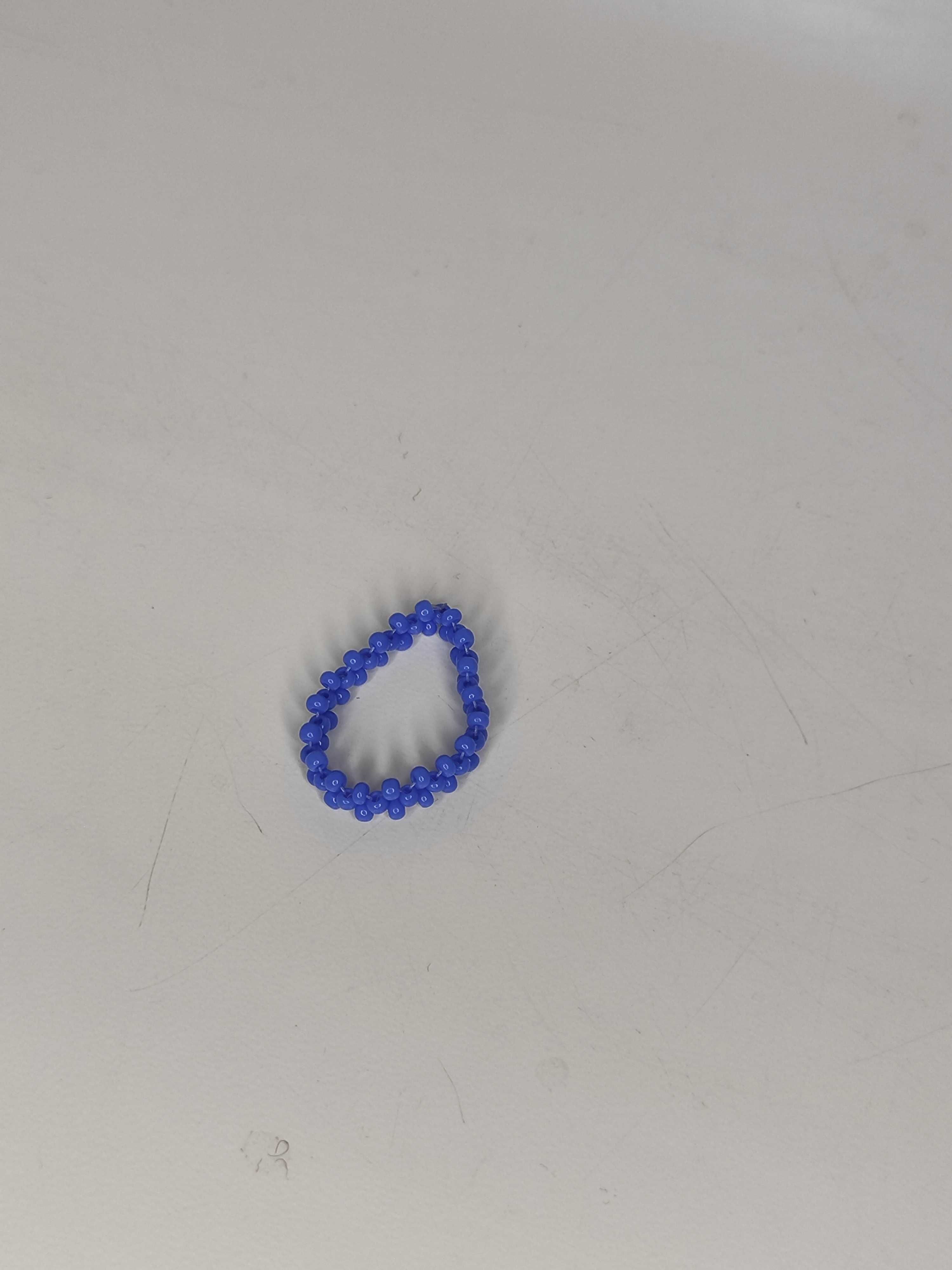 Кільце з бісеру блакитного кольору у техніці хрестик