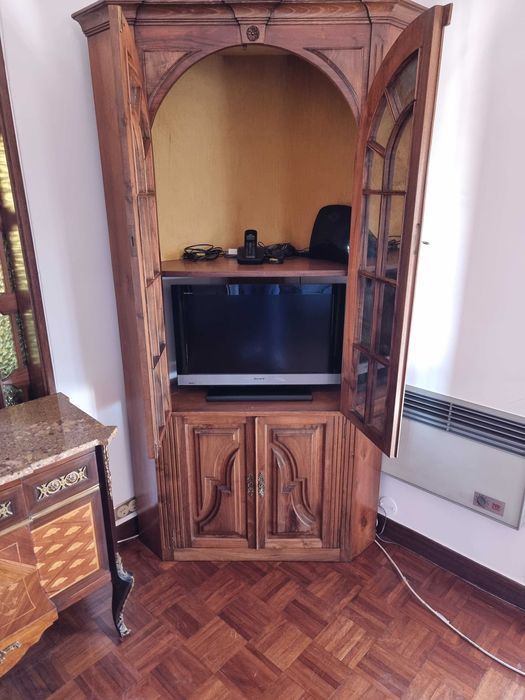 Móvel de canto em madeira maciça com portas espelhadas