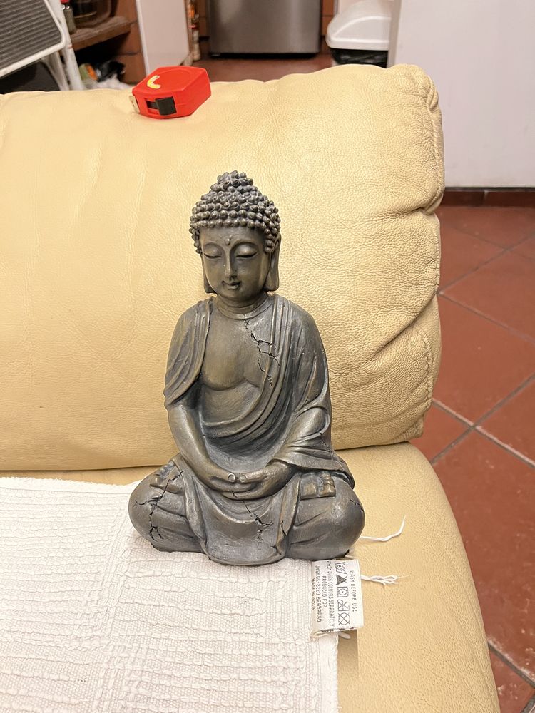 Figurka Buddy szara nieduża sztuczny materiał pusta w srodku