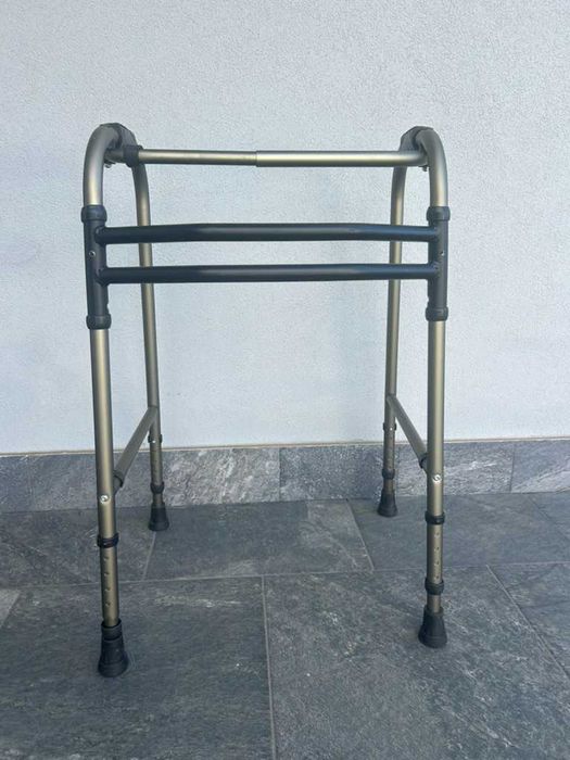 Andarilho dobrável ajustável