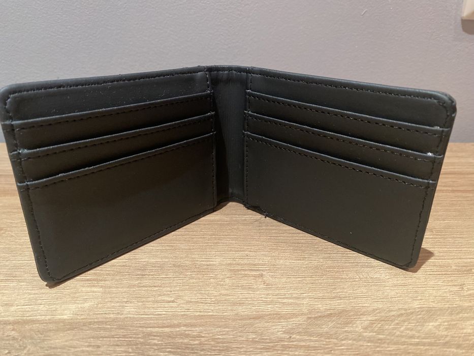 Carteira preta para cartoes e notas