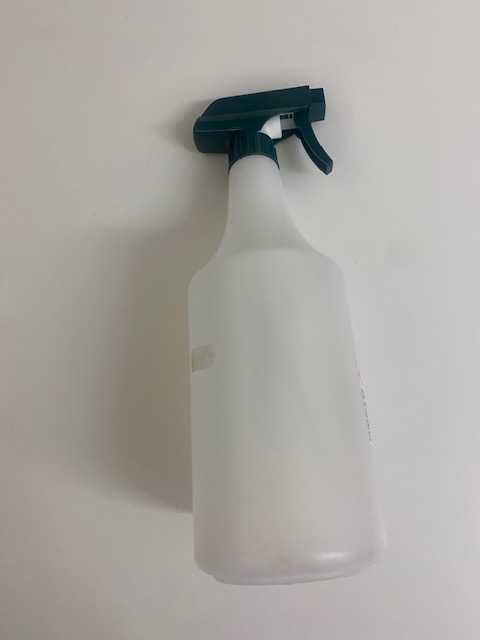 Regadores branco e verde e borrifador