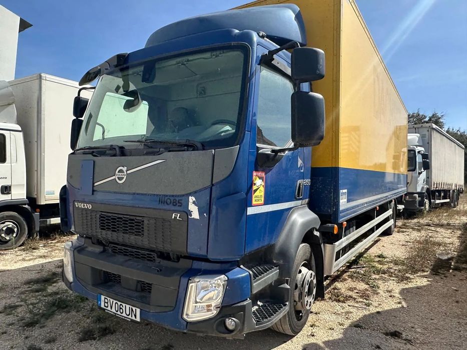 Volvo FL 250 16 TON C/ PLATAFORMA RETRÁTIL