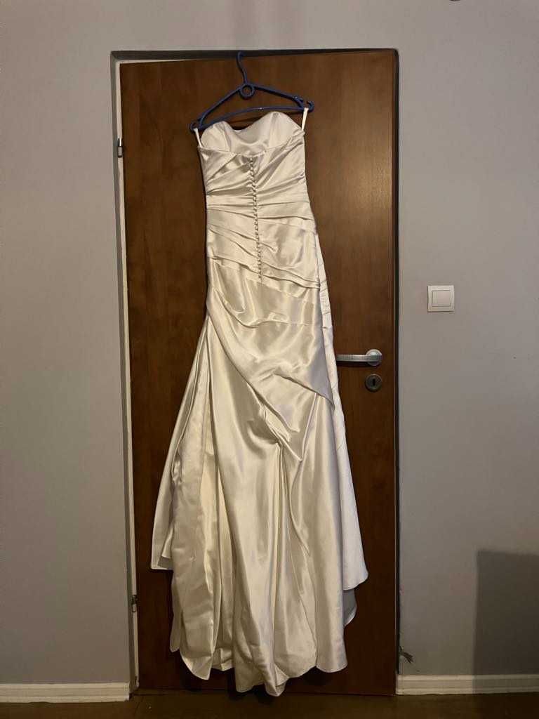 Ekskluzywna suknia ślubna White One W1 z eleganckim kapeluszem