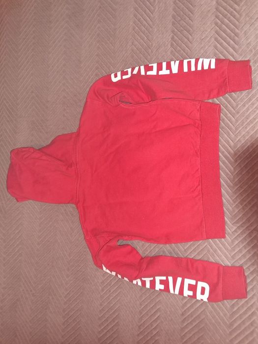 Czerwona,  krótka bluza 134/140
