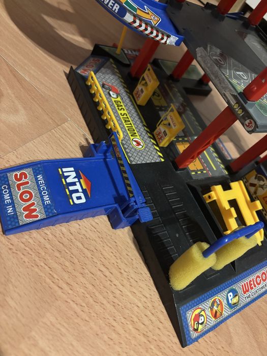 Garaż pietrowy z winda, zjezdzalnie zabawka