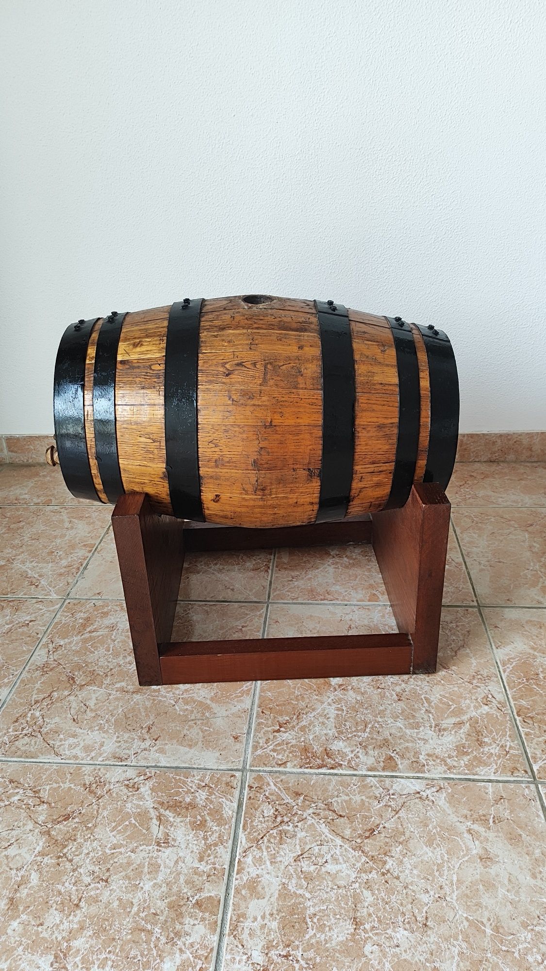 Barril 24 litros com suporte em madeira.