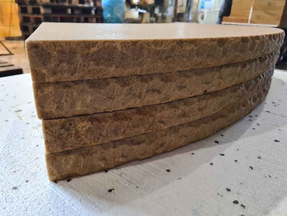 20. Czapka na mur | Piaskowiec | 100×30×4 cm | Boki boniowane / łupane