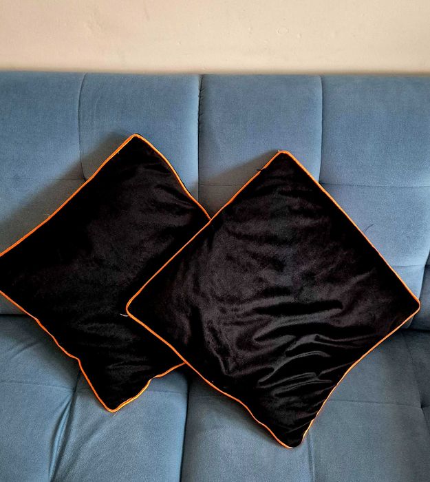 Dwie czarne poduszki na Halloween z pomarańczową lamówką z TK Maxx