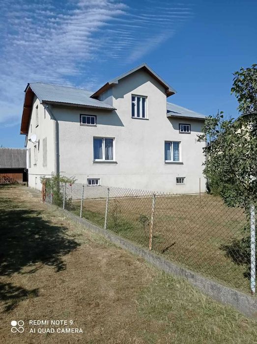 Продається будинок та земельна ділянка. Ідеальне розташування.