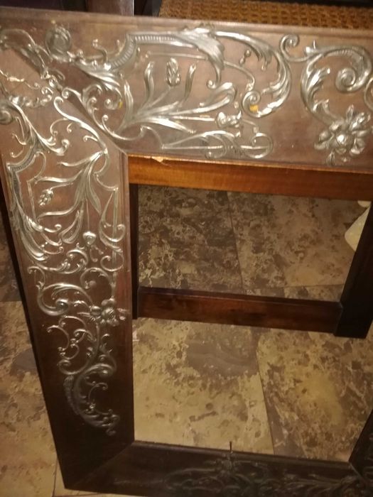 Moldura adornada com trabalho em estanho