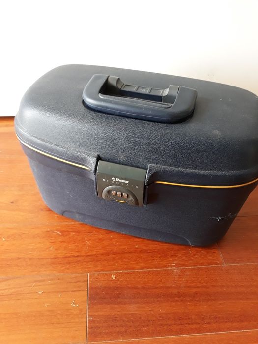 Mala de viagem pequena e segura em plástico rígido