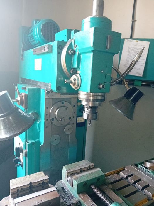 Frezarka narzędziowa uniwersalna