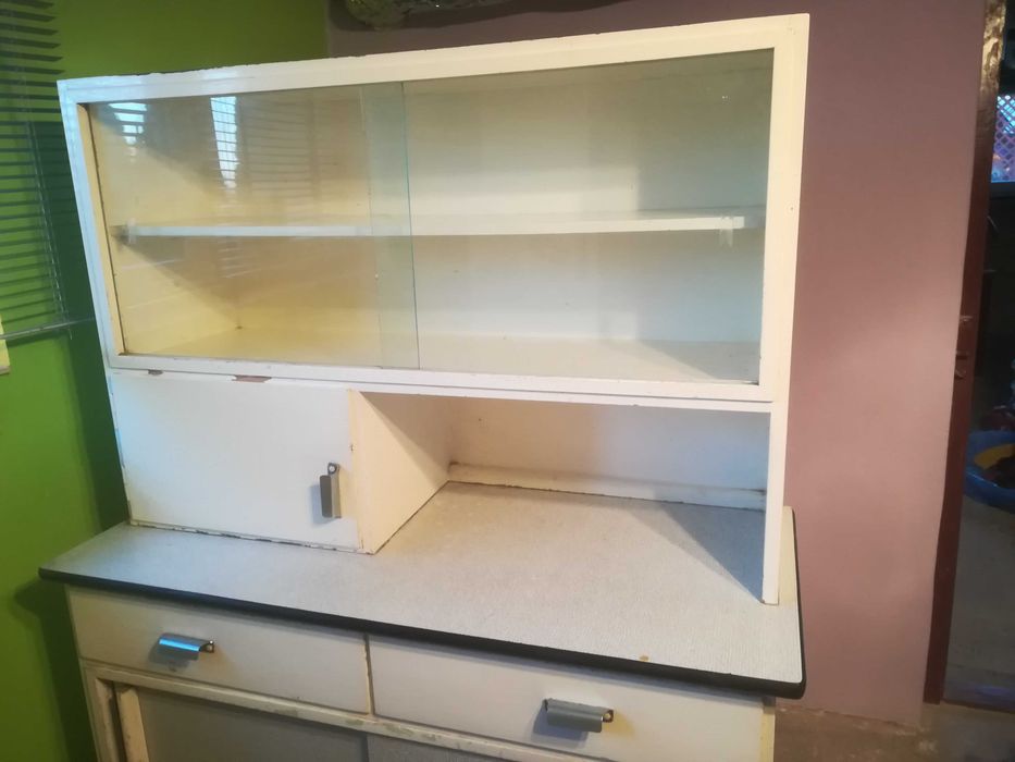Stary kredens z prl-u