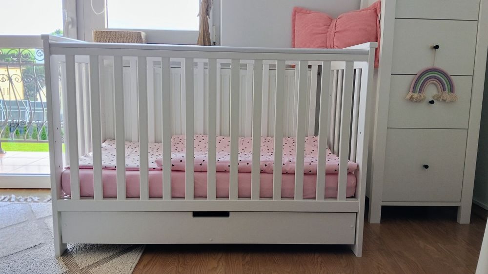Białe łóżeczko Iwo Klupś 60x120 w zestawie z dodatkową barierką