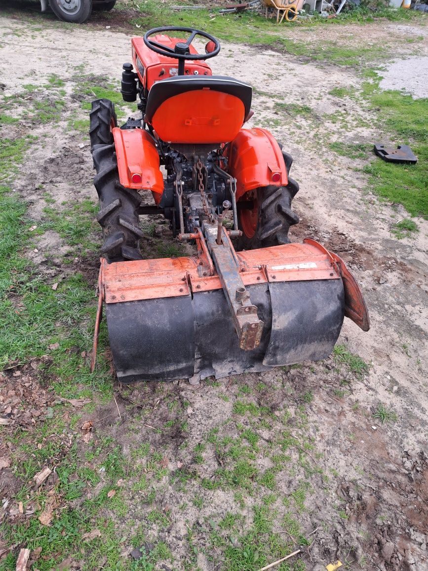 Trator  B6000 4x4