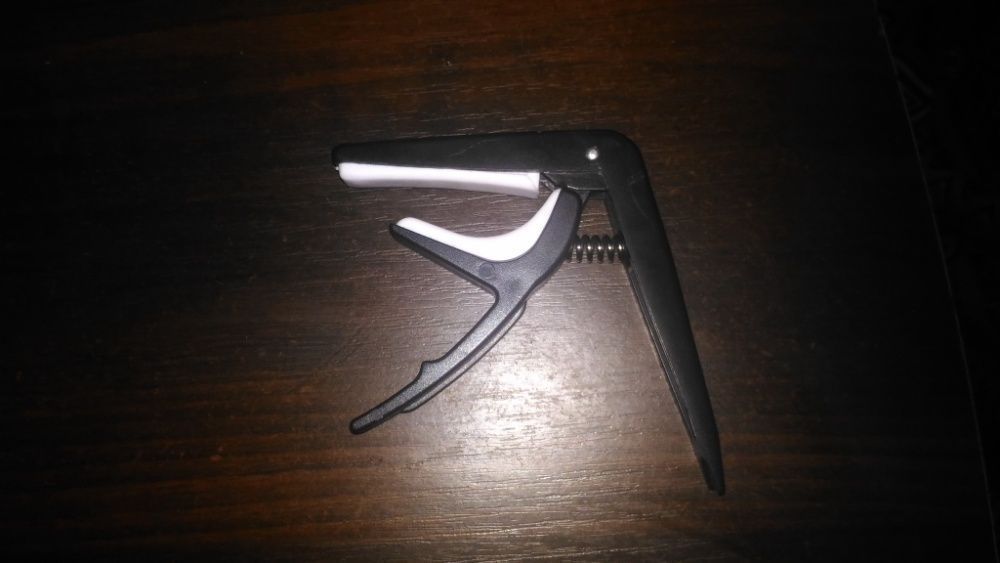 Каподастр (пластик) (гитара, электро-, укулеле) (Видеообзор) зажим