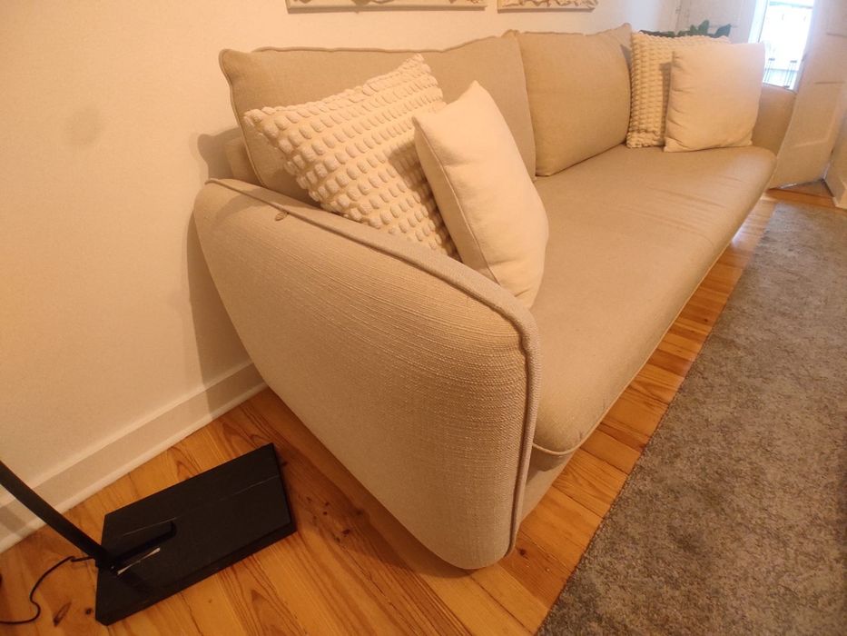 Sofá bege gato preto