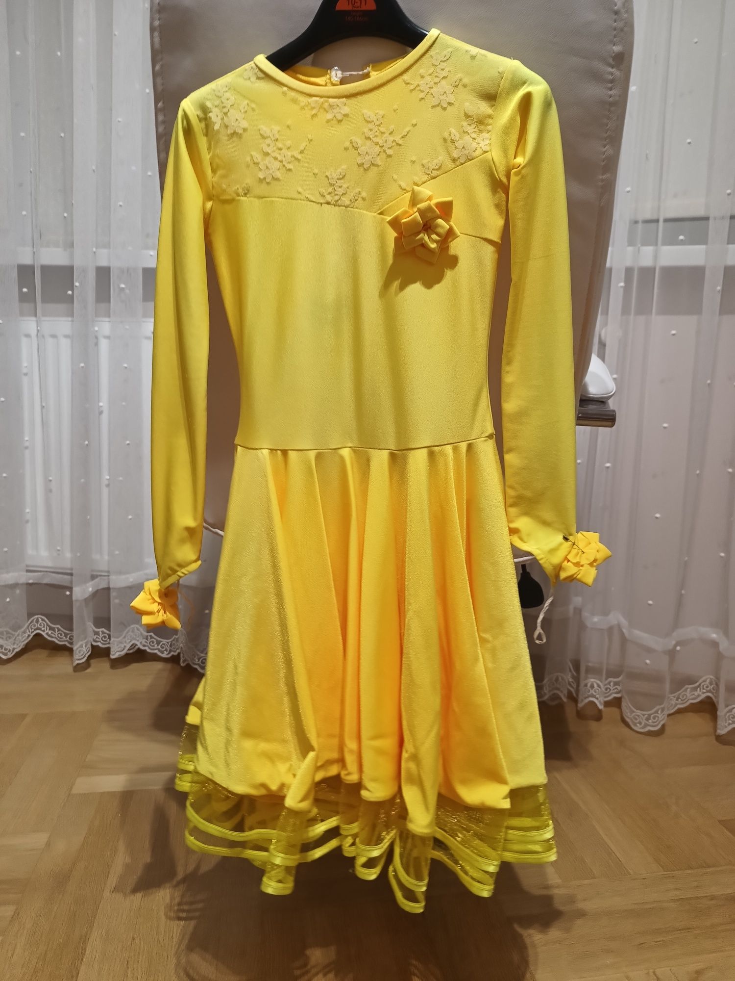 Жовте бальне плаття бейсік