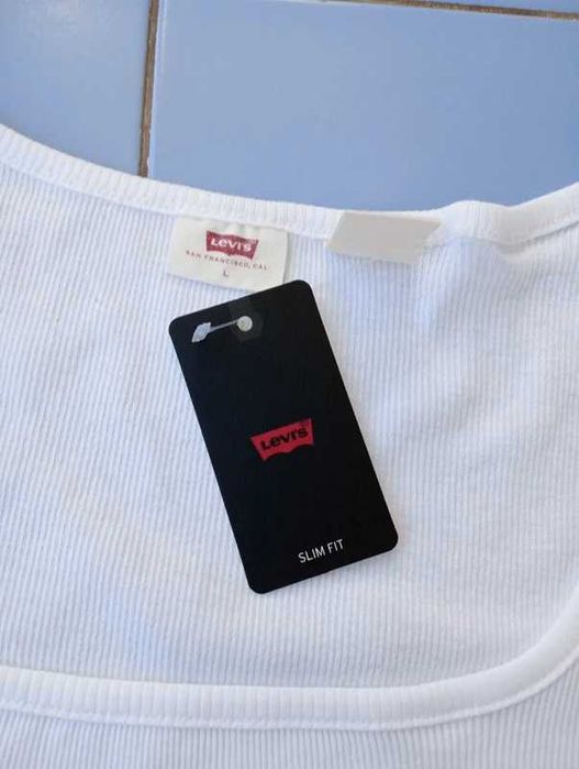Top da Levis simples e branco