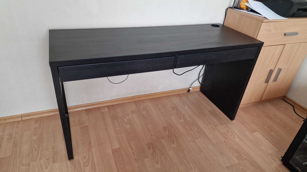 Biurko MICKE 142x50cm z dwiema szufladami, ciemny brąz