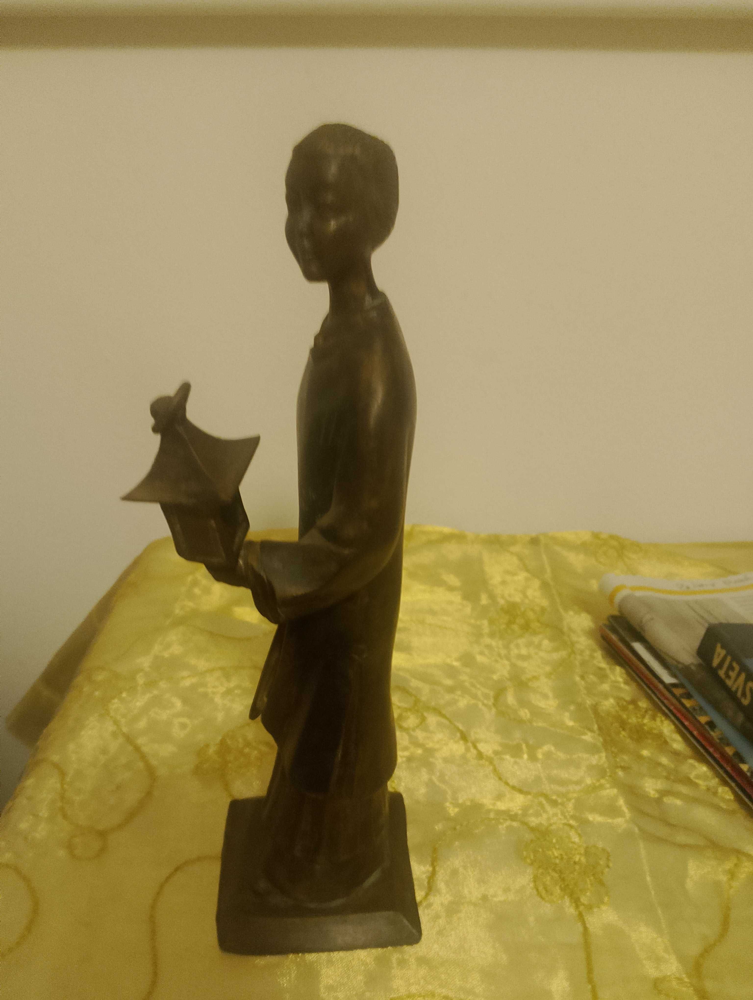 Figurka rzeźba kobiety