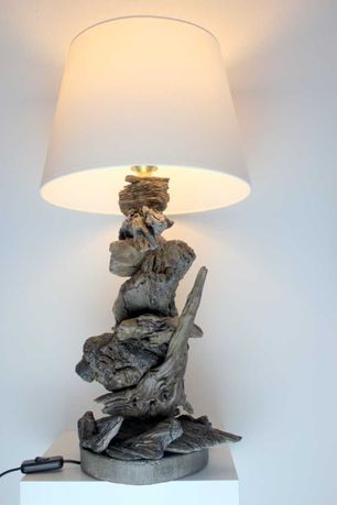 lampa z drewna z morza