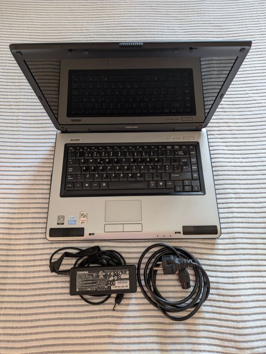 Toshiba Satellite L40 ( Intel T9500 / 3GB / 500GB ) *