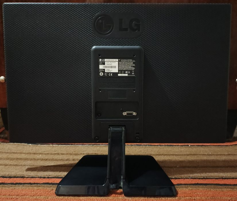 Широкоформатний монітор LG Flatron E2242C-BN