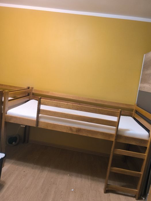 Meble do pokoju dziecięcego, łóżko i biurko.