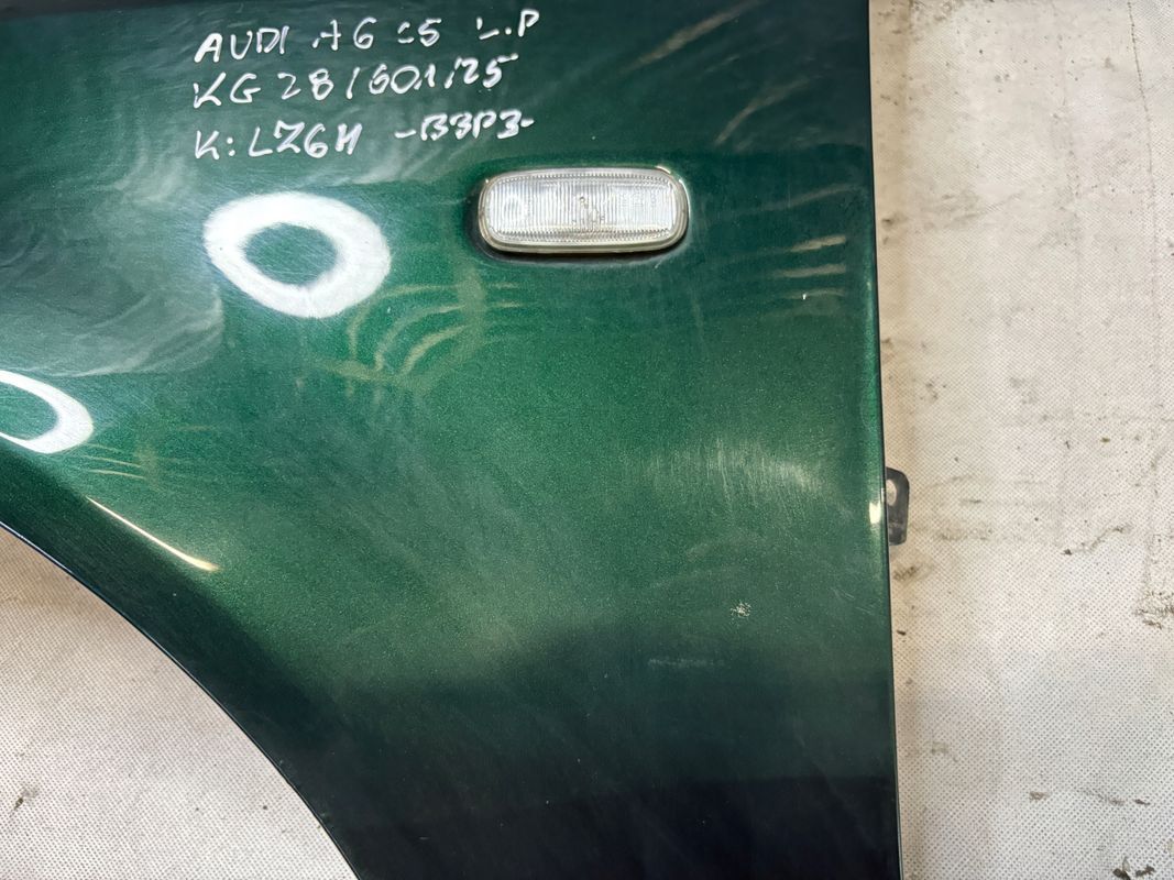 Błotnik lewy przód Audi A6 C5 k: Lz6h