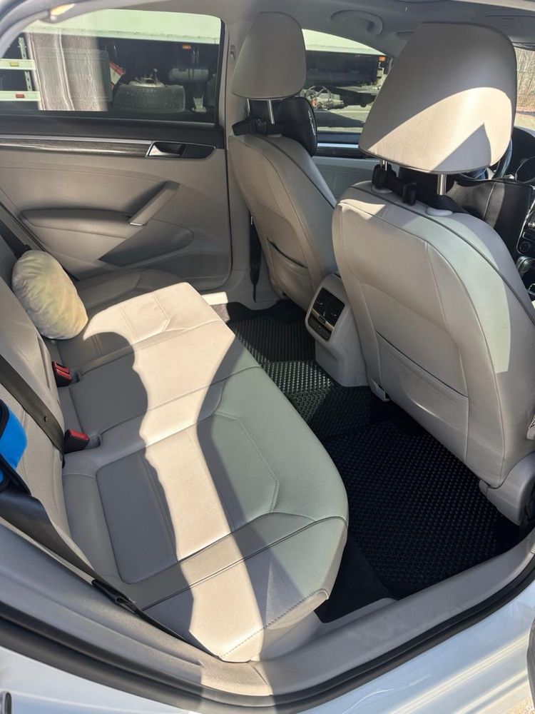 VOLKSWAGEN PASSAT SE 2018 рік 2.0 бензин