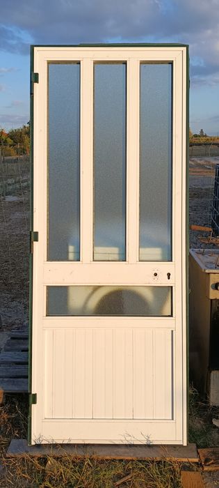 Porta de Alumínio com aro
Medidas 1.96cm de altura e 76.5cm de largura