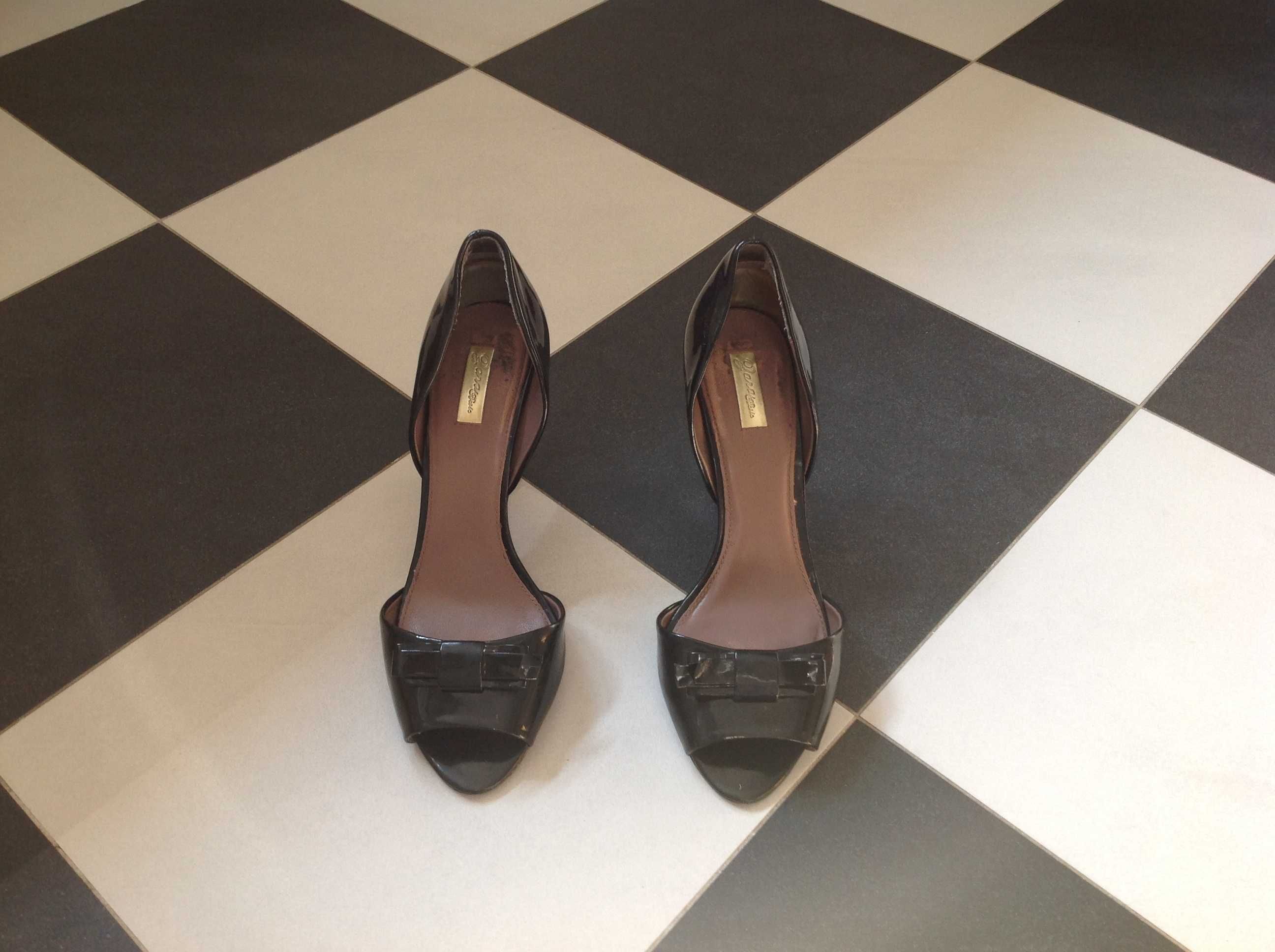 Czarne lakierowane buty/sandały na obcasach z kokardkami Zara rozm. 41
