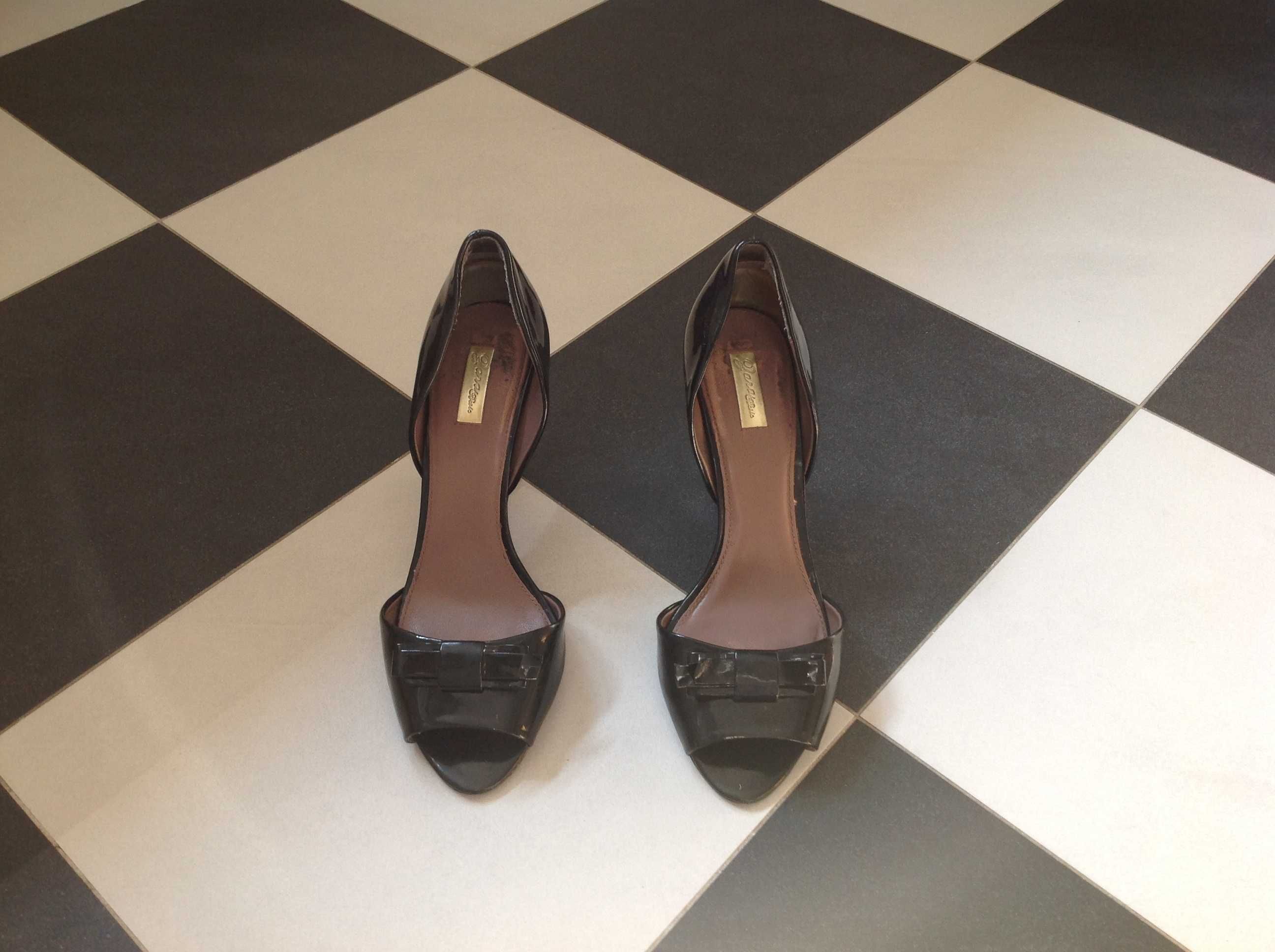 Czarne lakierowane buty/sandały na obcasach z kokardkami Zara rozm. 41