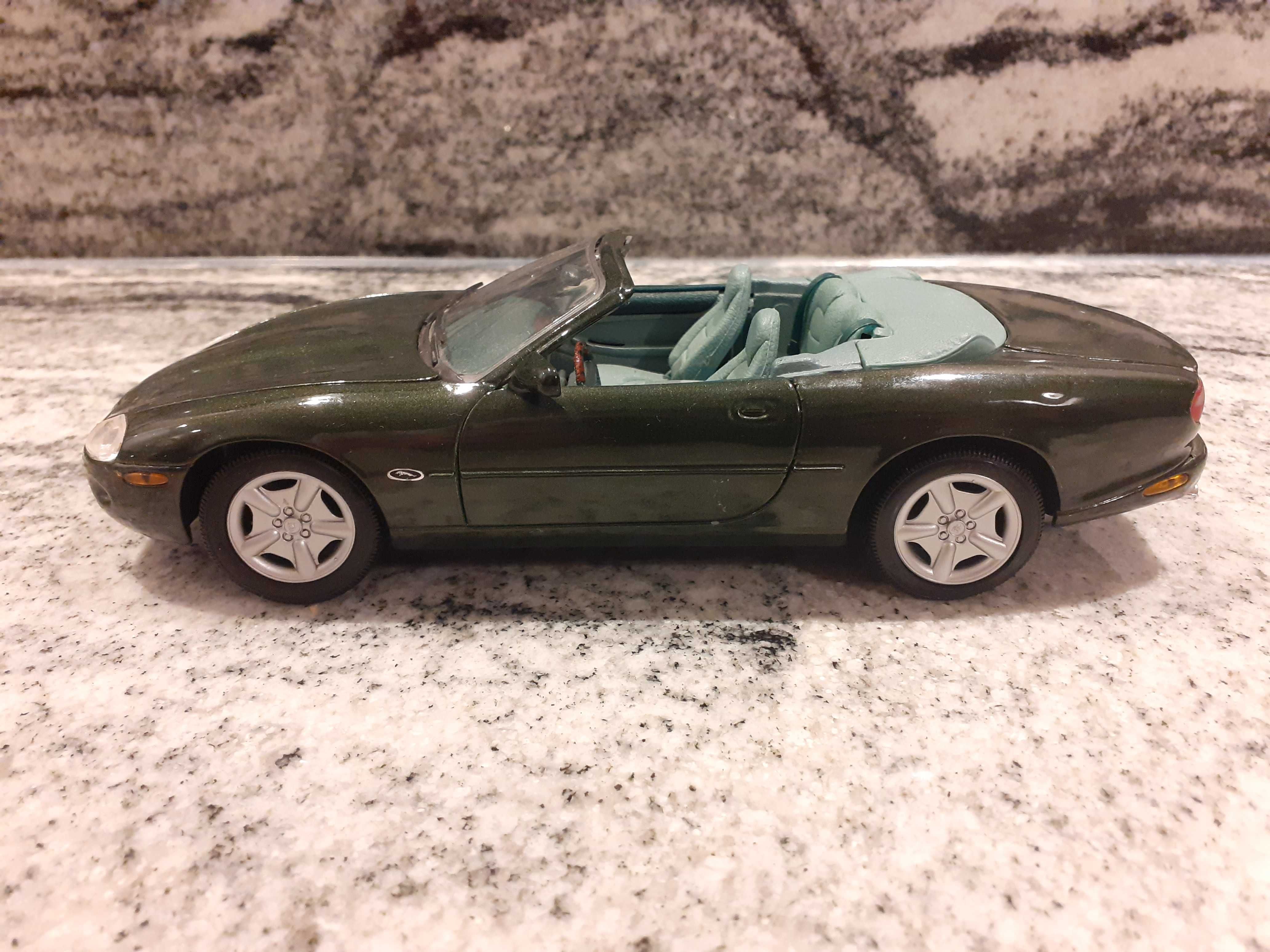 Jaguar XK8 skala 1:18 Maisto